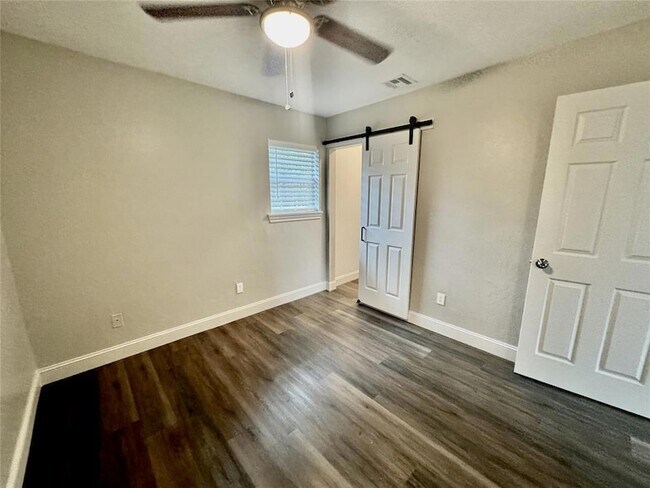 Building Photo - 509 Meadow Lake Dr