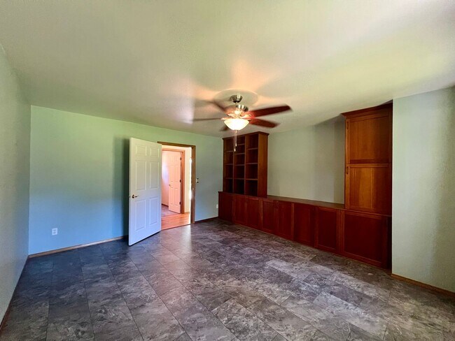 Building Photo - 3+ BD on 2 Acres - Barn Included