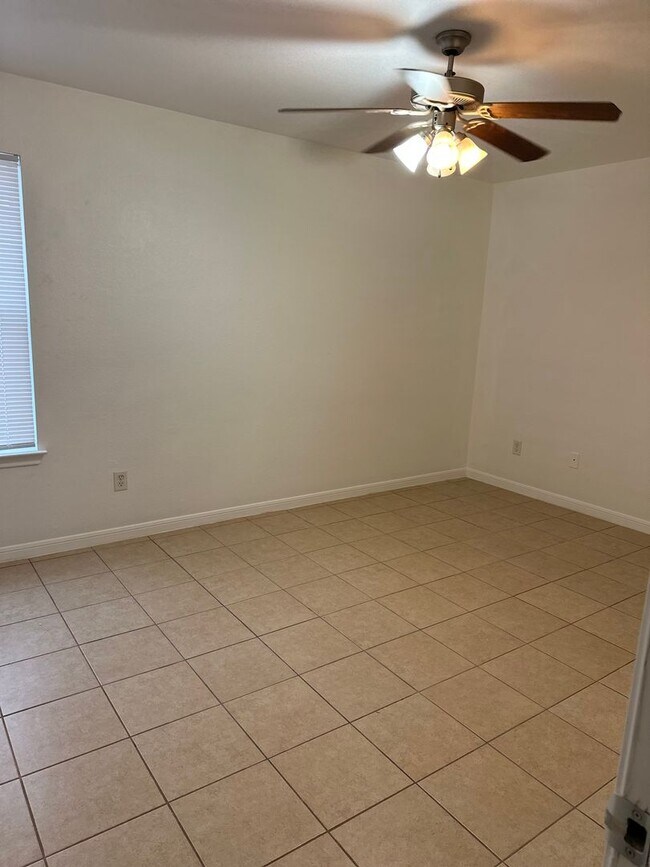 Building Photo - 3 Bedroom 2 Bath Duplex  2 weeks free move...