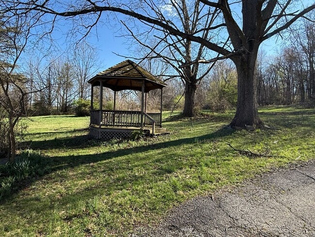 Building Photo - Private and Serene Beauty