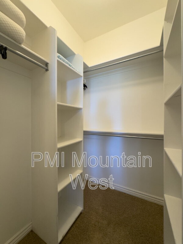 Building Photo - 49 E Fairway Dr