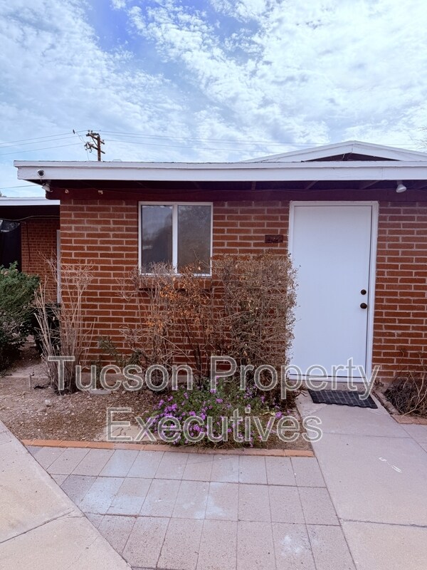 Building Photo - 814 N Alvernon Way
