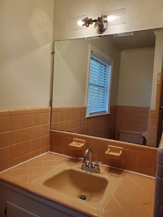 Building Photo - Newly Remodeled Mid Century Style Home!!