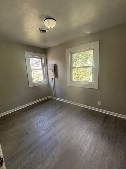 Building Photo - 1913 W Ewing Ave