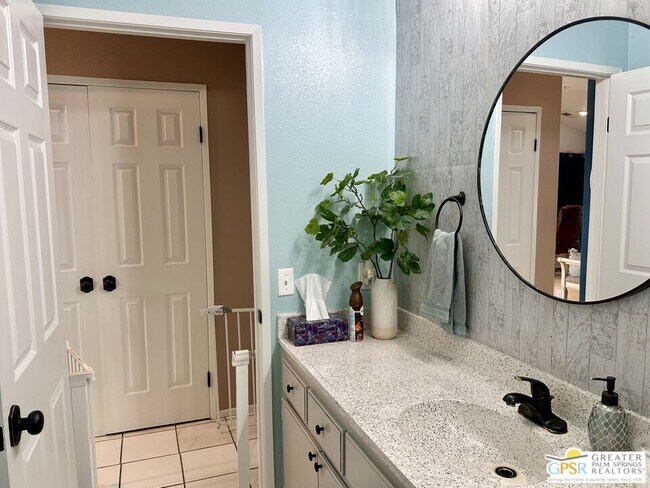 Building Photo - 9939 Vía Real