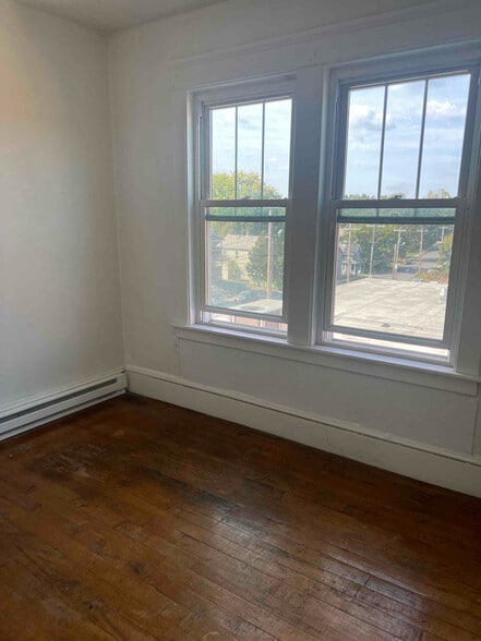 Building Photo - 11 Conway St