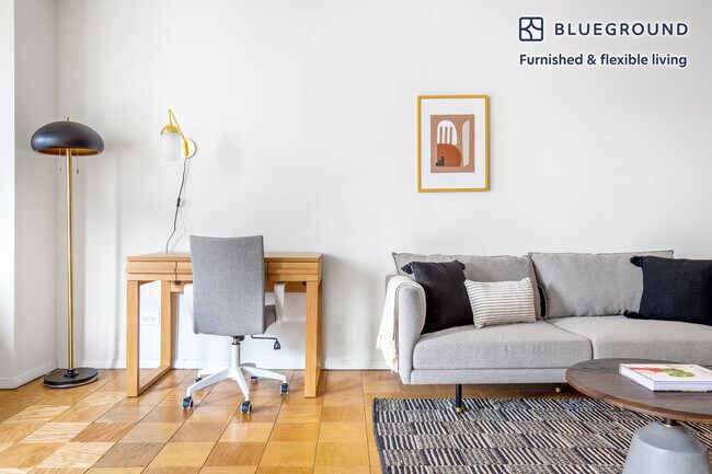 Building Photo - 245 E 40th St