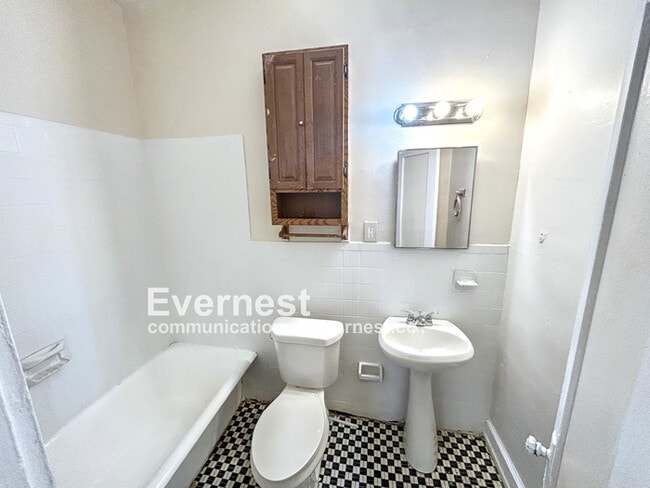 Building Photo - 904 3rd St W