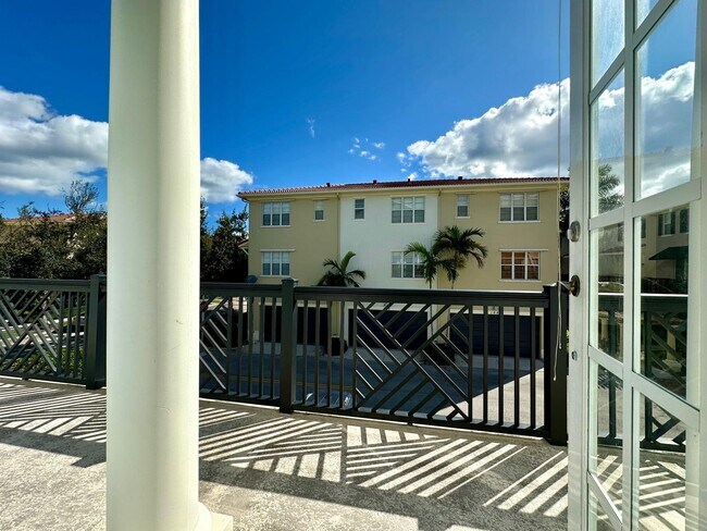 Building Photo - 425 Greenwich Cir