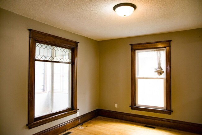 Building Photo - Beautiful 5 Bedroom Close by The U of M fo...