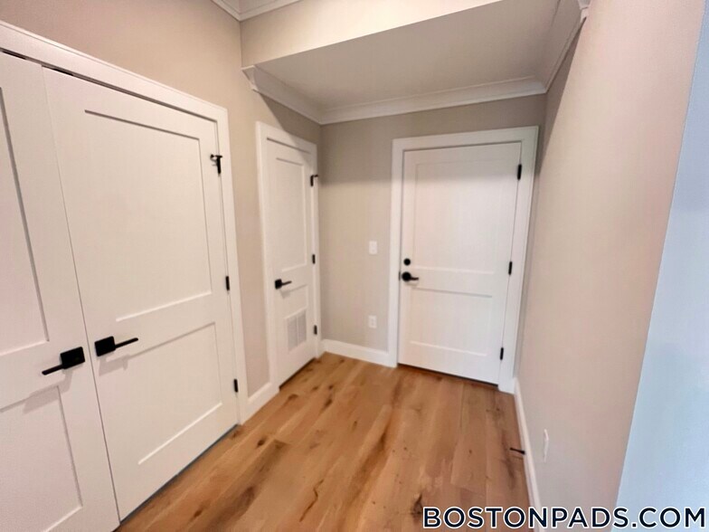 Building Photo - 157 Everett St