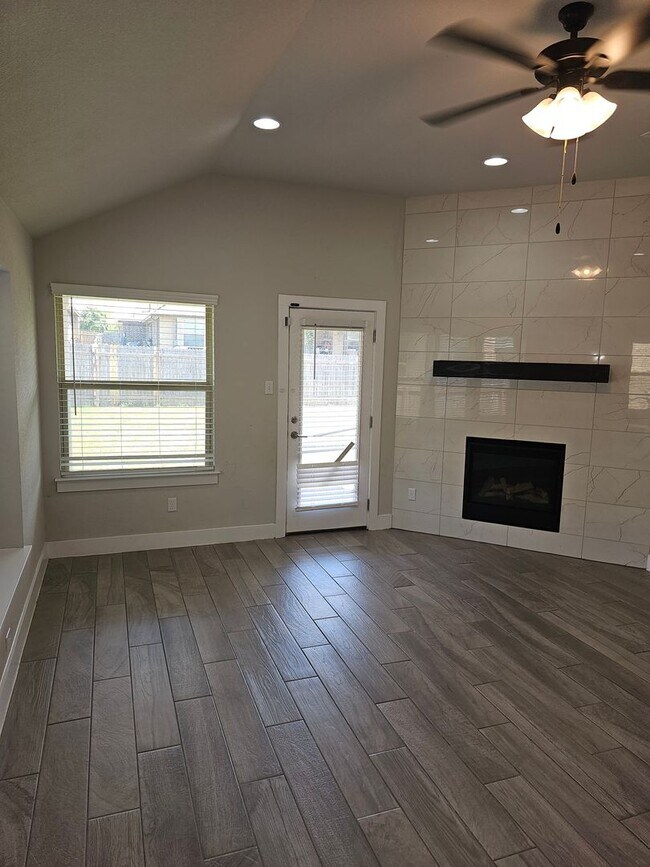Building Photo - $500 discount for Lease signed in June!
