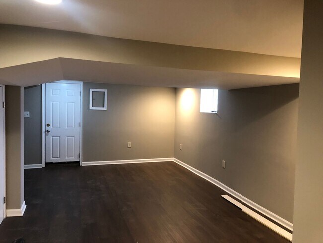 Building Photo - 3 Bedroom 2 Bathroom recently renovated townhouse in Baltimore