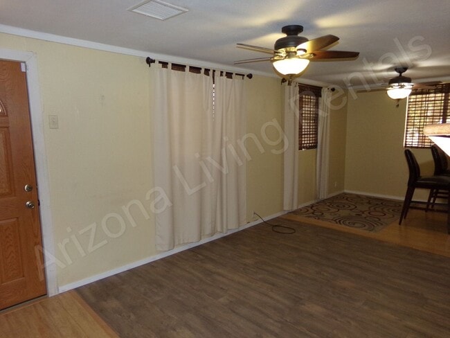 Building Photo - ADORABLE 2 BEDROOM 1 BATHROOM HOME