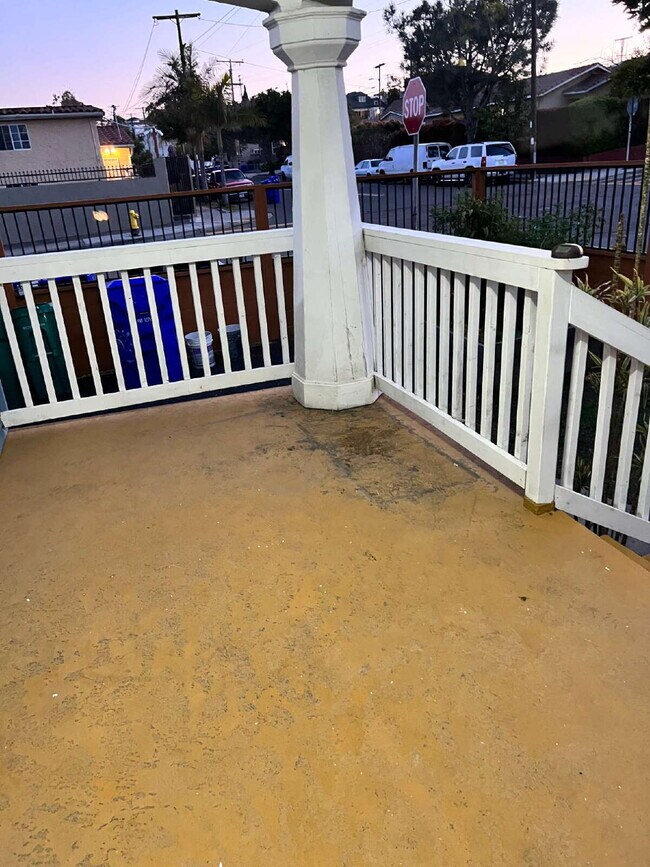 Building Photo - Fully renovated 2bed/1bath with private, g...