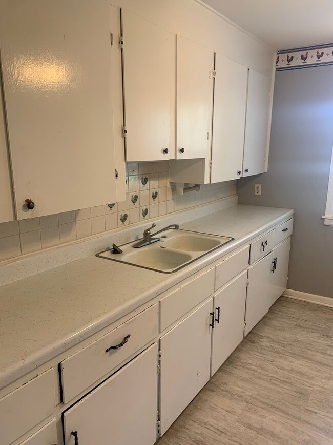 Building Photo - 2 bedroom, 2 bath house located near water...