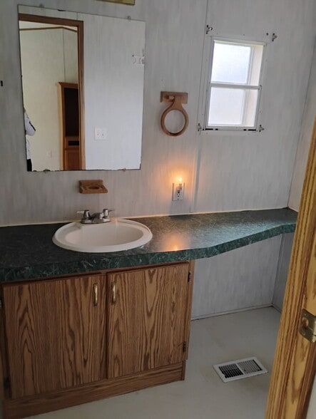 Building Photo - 713 N Linn St