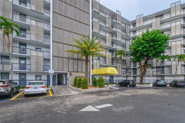 Building Photo - 20500 W Country Club Dr