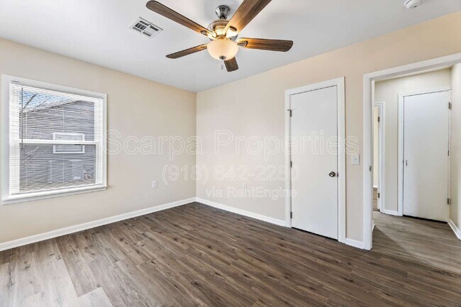 Building Photo - 921 W Midway St