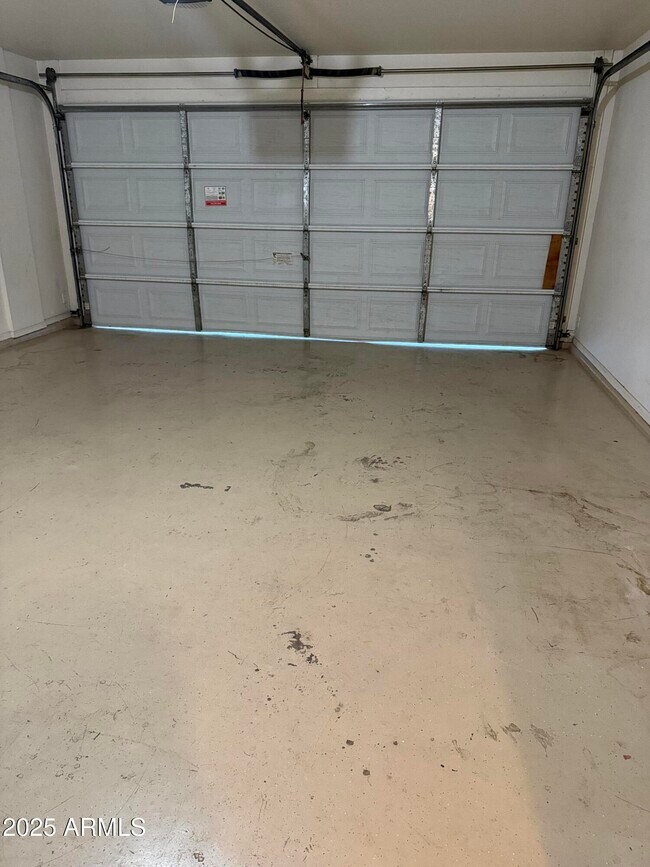 Building Photo - 2528 W Straight Arrow Ln