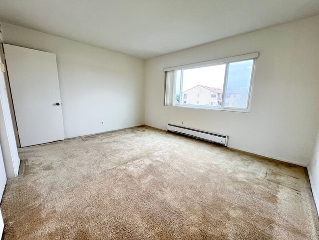 Building Photo - Top Floor 1 Bedroom Bixby Park Top Floor C...