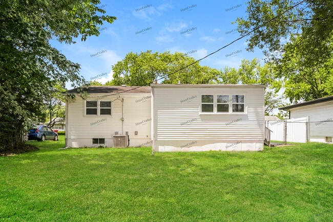 Building Photo - 1730 Mark Twain Dr