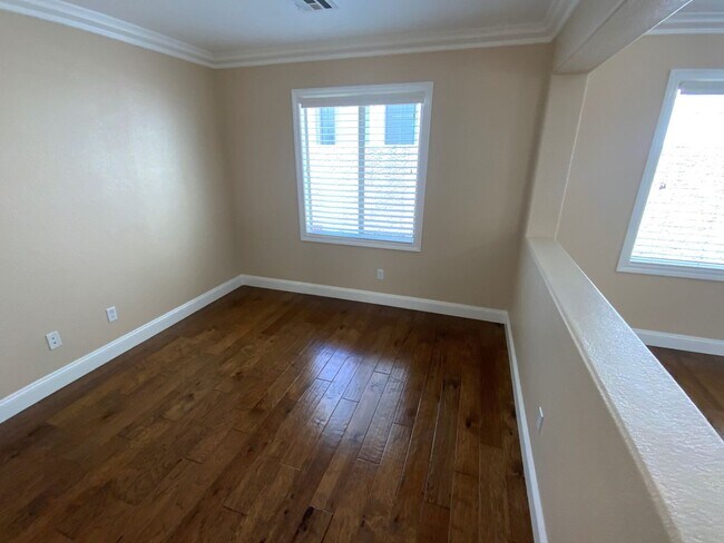 Building Photo - SUPER UPGRADED 3BD/2.5BA HOME W/ POOL/SPA!!