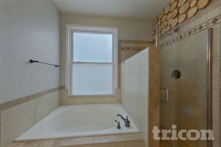 Building Photo - 16240 Quarry Hill Dr