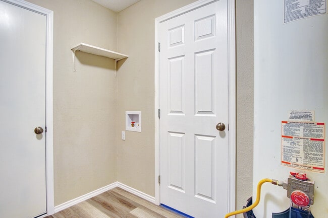 Building Photo - 2402 Ozark Dr