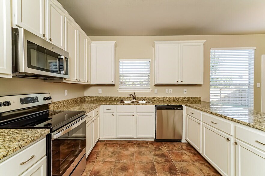 Building Photo - 552 Foxford Run Dr