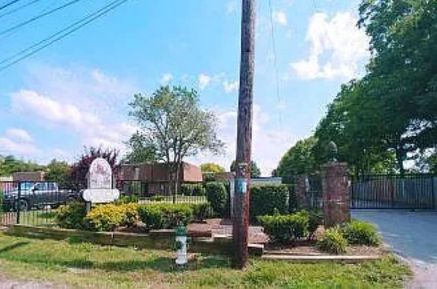 Primary Photo - 420 Walton Ln