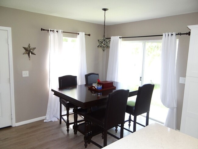 Building Photo - 2 bed 2.5 bath home only 1.5 miles to the ...