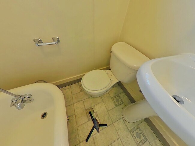 Building Photo - 1 Bedroom Duplex ~ Close to Campus ~ Small...