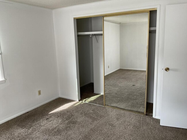 Building Photo - 420 Briar Manor