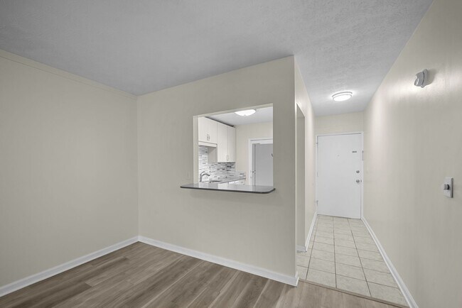 Building Photo - Newly Renovated 2BD/1.5 Bath Condo at Rege...
