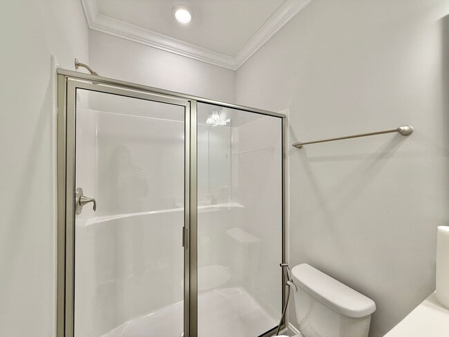 Building Photo - Gorgeous 5BD, 3BA Raleigh Home with Tons of Modern Upgrades in an HOA Community with Premier Amen...