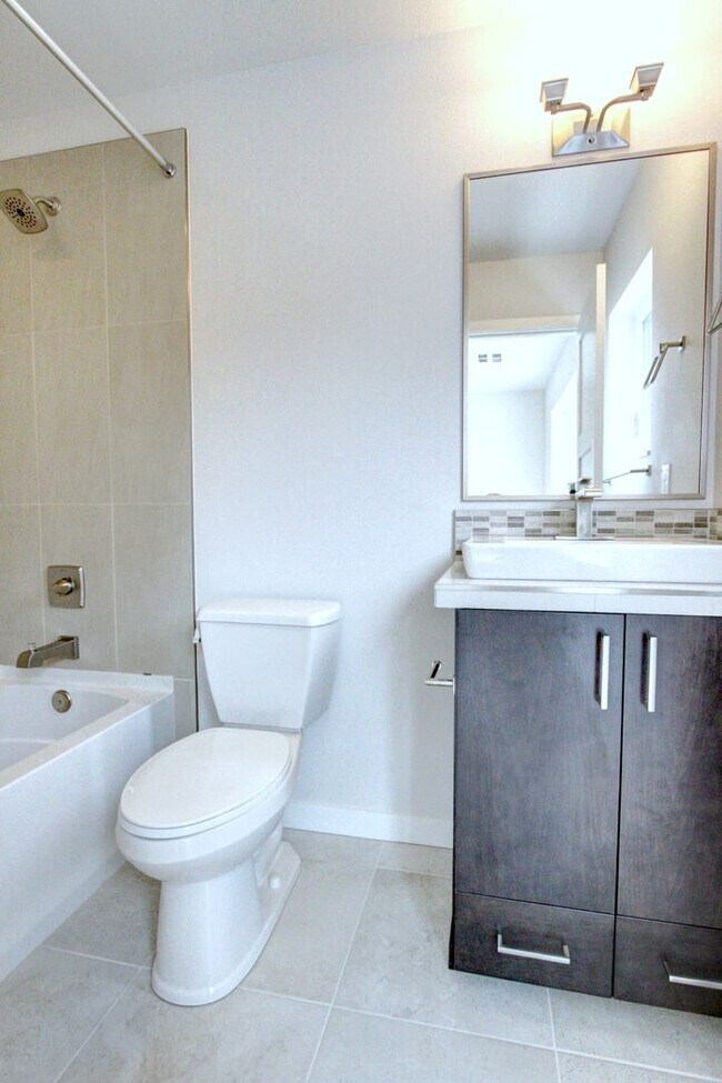 Building Photo - 3Bd/2.75Ba Seattle Townhouse