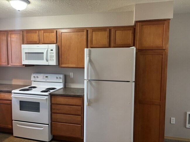 Building Photo - HALF OFF  1ST  FULL  MONTH'S  RENT   Pet-friendly Townhouse Near Parks and Downtown Newberg  Show...