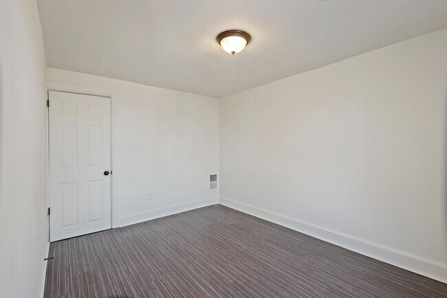 Building Photo - Bright 5 Bedroom, 1.5 Bath Home in Harrisburg, Pa!