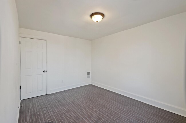 Building Photo - Spacious 5 Bedroom Home Located in Harrisburg