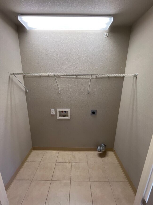 Building Photo - 2 BEDROOM 2 BATH GREAT LOCATION