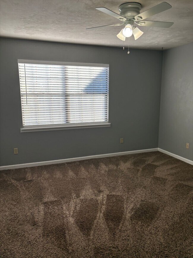 Building Photo - 2 Story Townhome on the Eastside avail NOW!