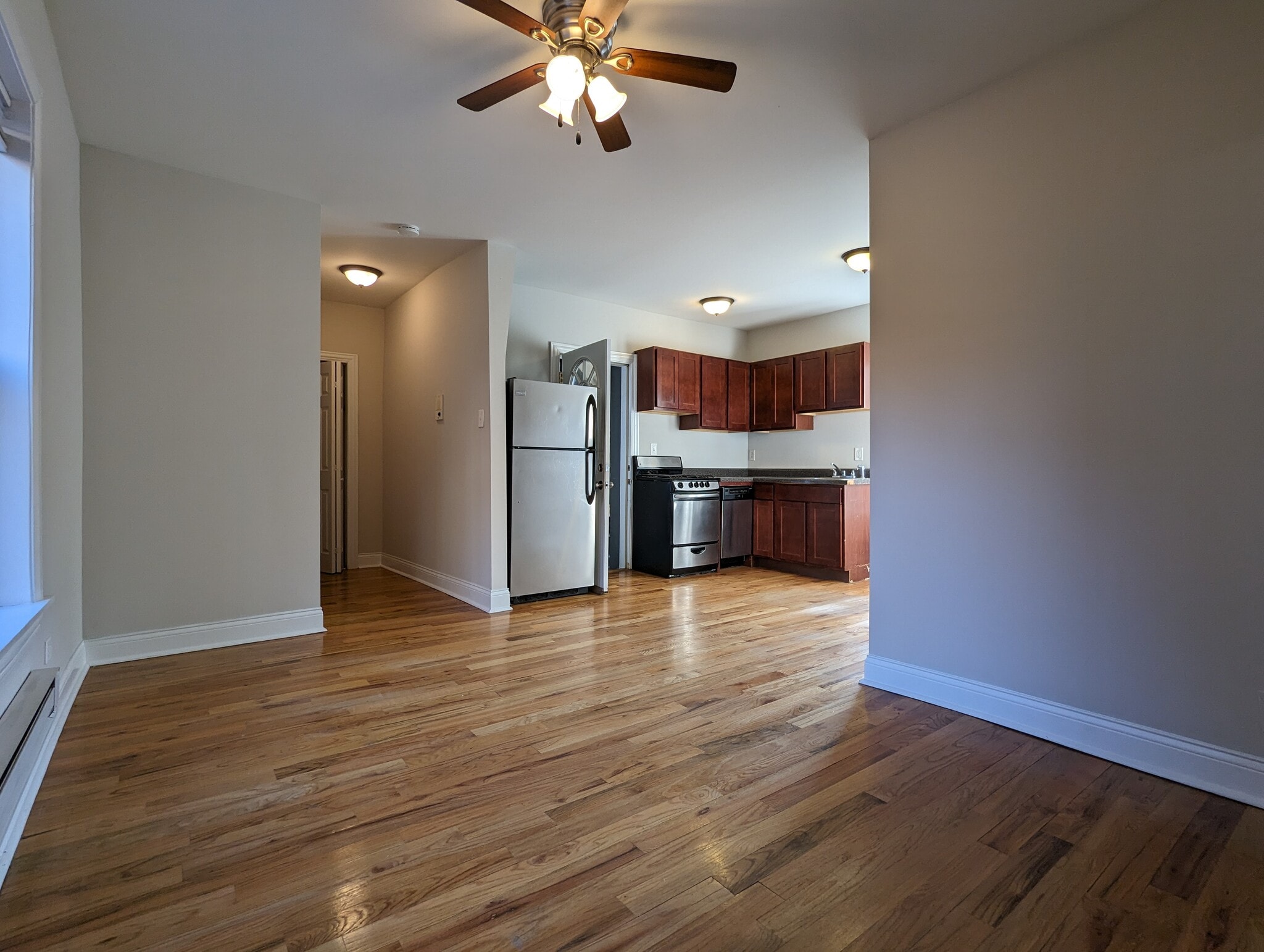 Building Photo - 953 W Cornelia Ave