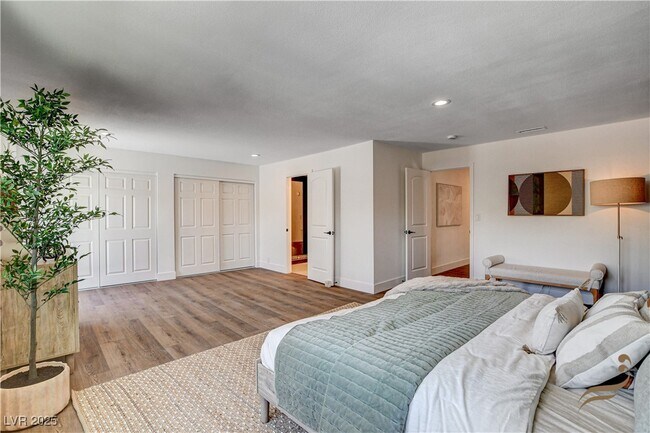 Building Photo - 2685 S Tenaya Way