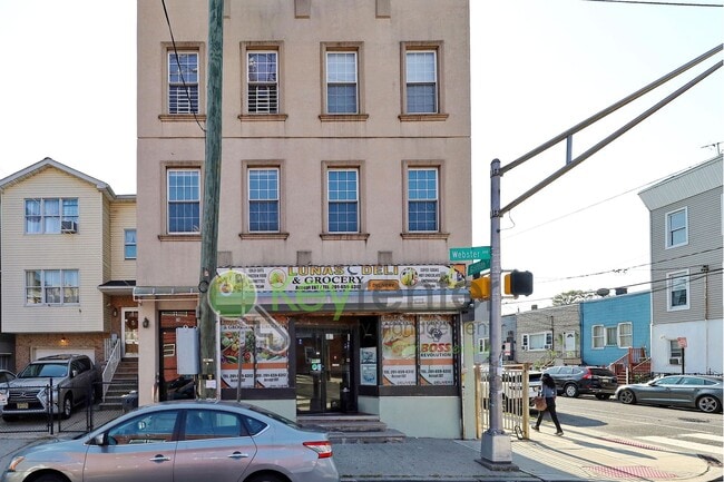Building Photo - $500 Off First Month! 2BR in The Heights w...