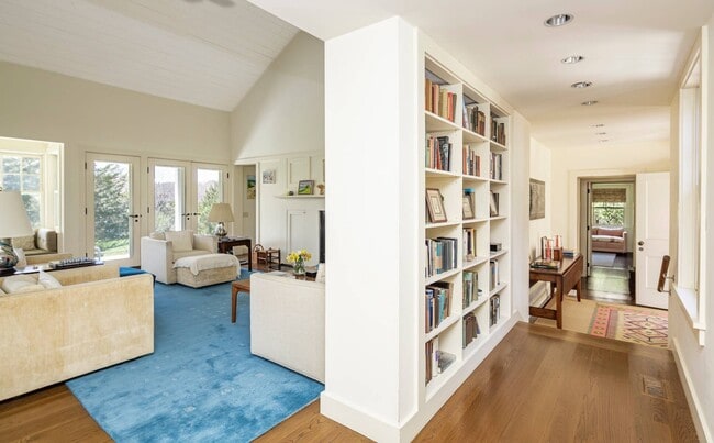 Building Photo - 27 Horseshoe Dr N