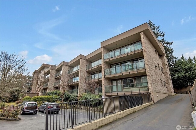 Building Photo - 3Bd/2Ba Bellevue Condo