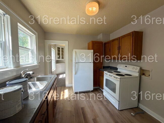 Building Photo - Two bed one bath available NOW!