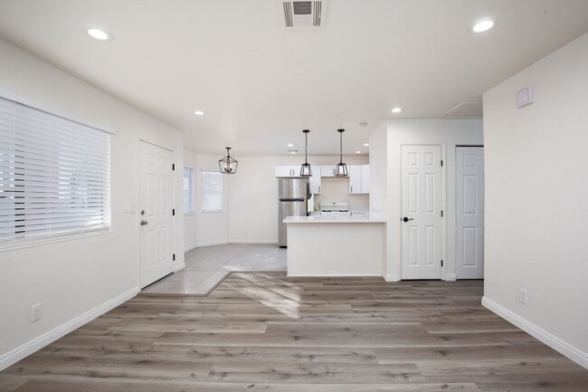 Building Photo - Completely remodeled 2nd floor unit near S...