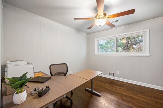 Building Photo - 2341 Elmwood Cir SE